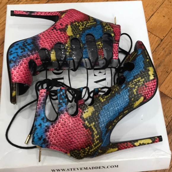 Lightly worn, Steve Madden multi color heel 6.5 - Picture 3 of 5